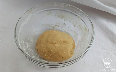 Желток хорошо перемешайте со сметаной и сахаром. Добавьте масло и снова перемешайте до однородности. Всыпьте муку, разрыхлитель и кокосовую стружку. Замесите мягкое податливое тесто.