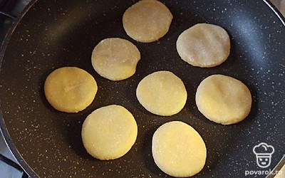 Разделайте массу на шарики, приплюсните их немного. Пеките на медленном огне на сковороде без жира - по несколько минут с каждой стороны.