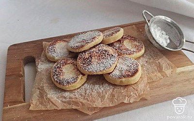 Переложите десерт на блюдо и подайте. Присыпьте его сахарной пудрой. Приготовьте и подайте кофе или чай.