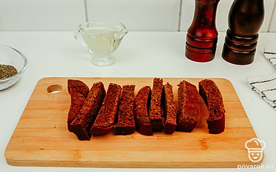 Нарежьте хлеб толстой соломкой.