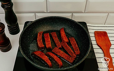 Начните обжаривать хлеб.