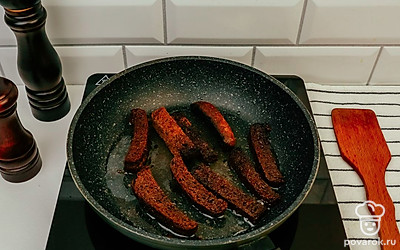 По мере приготовления при переворачивании солите и приправляйте каждую сторону по вкусу.