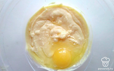 В глубокую тарелку насыпьте сахар. Растопите маргарин на водяной бане и добавьте к сахару. Вбейте яйцо и с помощью миксера взбейте смесь.