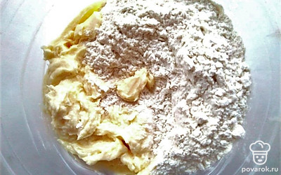 Влейте смесь маргарина к сухим компонентам и вымешайте до однородной массы. Оставьте настаиваться пол часа.