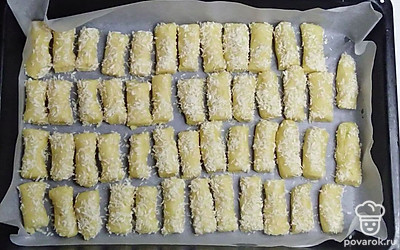 Готовое тесто разделите на небольшие печенья. Застелите на противень бумагу для запекания и выложите на нее подготовленное печенье из теста. Посыпьте оставшейся кокосовой стружкой. Запекайте при 180 градусах 20 минут.