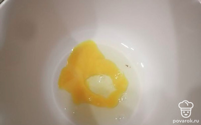 В миску разбиваем яйцо. 