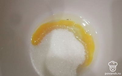 Добавляем сахар. Взбиваем немного вилкой.