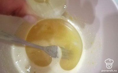 Добавляем растительное масло. Снова все перемешиваем. 