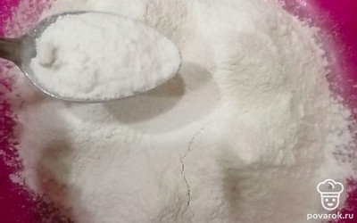 В муку добавляем чайную ложку разрыхлителя.