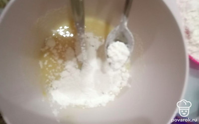 Всыпаем муку в приготовленную смесь. 