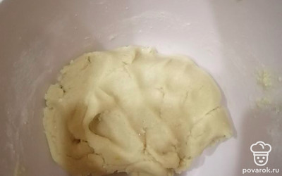 Замешиваем рукой тесто. Оно получается мягкое и эластичное. К рукам не липнет. 