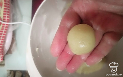 Отщипываем кусочек теста, скатываем колобок в руках. 