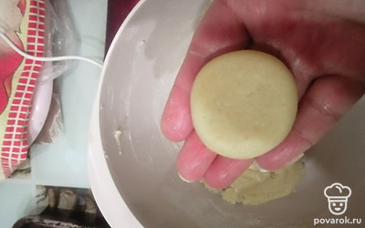 Приминаем колобок в середине и получаем лепёшку. 