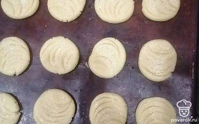 Каждую лепёшку обмакиваем с одной стороны в сахаре и выкладываем на противень. Я застилаю противень силиконовым ковриком. Можно сделать какой-нибудь рисунок. Выпекаем минут 15-20 в разогретой до 180 градусов духовке до золотистой корочки. 