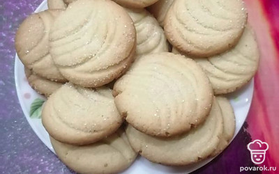 Печенье получается рассыпчатым и просто тает во рту. Идеально подойдёт как для праздничного стола, так и для простого уютного чаепития. 