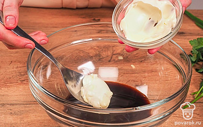 Сделайте маринад. В глубокой миске смешайте соевый соус, майонез, сахар, соль и перец. Тщательно размешайте до полного растворения сахар.