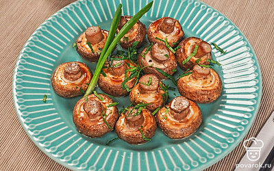 Подавайте порционно, украсив нарезанной петрушкой и зеленым луком.