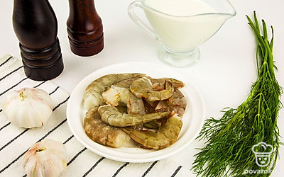 Промойте зелень и креветки.