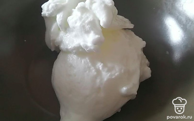 Белок одного яйца взбить до крепких пиков. 