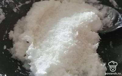 Добавить кокосовую стружку и ванилин, перемешать до однородной массы. 