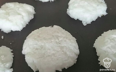 Сформировать печеньки и выложить на хорошо разогретую сухую сковороду. 