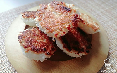 Выпекать под крышкой с двух сторон до румяности. 