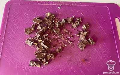 Нарежьте шоколад на небольшие кусочки.