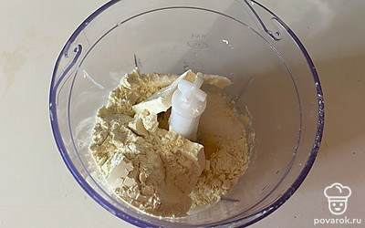 В чаше блендера соедините сахар, яйцо, муку и маргарин. 