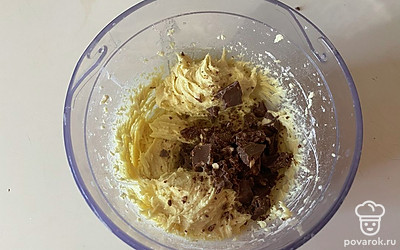 К тесту добавьте шоколад. 