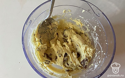 С помощью ложки перемешайте, что кусочки шоколада равномерно распределились по тесту.