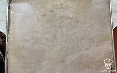 Форму для выпекания застелите пергаментной бумагой. 