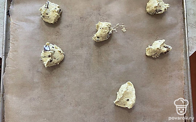 При помощи ложки выложите тесто порциями. 