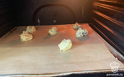 Отправьте выпекаться в духовку на 20 минут при 180 градусах.