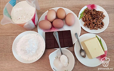 Песочное тесто будет удачным, если Вы будете использовать холодные продукты. Чтобы печенье не прилипало к противню, застелите его предварительно пергаментом.