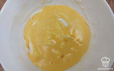 Желтки соедините с ванильным сахаром, а сливочное масло разотрите с сахарной пудрой добела. Соедините желтки с маслом и хорошо перемешайте.