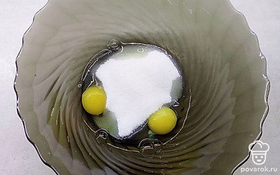 Охлажденные яйца взбейте с сахаром, до образования пены. Затем добавьте сливочное масло и хорошо перемешайте, чтобы получилась густая масса.