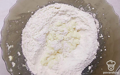 Далее в полученную массу введите творог и ванильный сахар, перемешайте. Затем постепенно вводите муку, пищевую соду, перемешайте. Тесто получается пластичным и не липнет к рукам. Сформируйте в шар и отправьте отдыхать в холодильник на 30 минут.