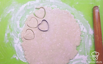 Охлажденное и отдохнувшее тесто, раскатайте и формируйте при помощи формочек. Печенье выложите на сухой противень и отправьте выпекаться при температуре 220°С на 15 минут.