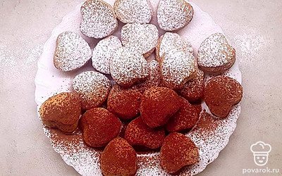 Подавайте печенье со стаканом молока, компота, сока или какао. Присыпьте шоколадом и сахарно пудрой.