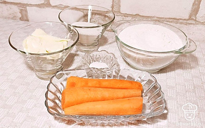 Морковь очистите, и натрите на мелкой терке. Просейте муку с помощью сита.