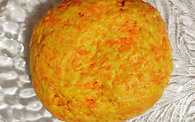 В миску выложите мягкое сливочное масло и сахар, разотрите. Добавьте морковь и хорошо перемешайте, после добавьте несколько ложек муки и разрыхлитель. Все перемешайте хорошо деревянной ложкой, добавьте еще муки и вымешайте руками. Тесто должно получиться плотным.