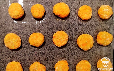 Противень застелите пергаментом и сформируйте будущие печеньки. Скатайте кусочки теста в небольшие шарики, каждый шарик опустите в сахар и немного придавите. Отправьте выпекаться в разогретую духовку на 25 минут при температуре 180°С.