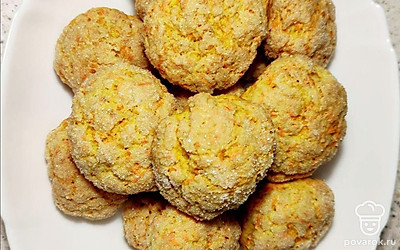 Подавайте морковное печенье на завтрак к чашечке чая или стакану молока.