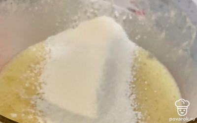Просейте 200-250 грамм муки с щепоткой разрыхлителя, перемешайте. Вымесите мягкое, плотное тесто.