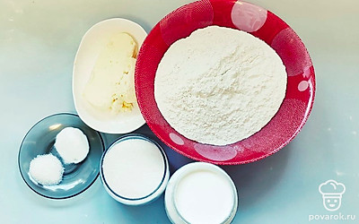 Подготовьте сливочное масло комнатной температуры. Муку просейте.