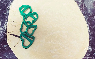 Раскатайте получившееся тесто, посыпьте его сахаром и вырежьте печенье необходимой формы. Выложите его на застеленный пергаментом противень, и выпекайте 20 минут при температуре 180 градусов.