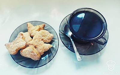 Готовое печенье слегка остудите, после чего подавайте к столу с чаем или кофе. В качестве добавки используйте любимое варенье.