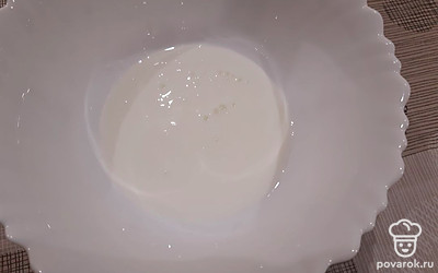 В миску налить кефир.