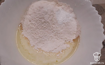 Добавить разрыхлитель, муку.