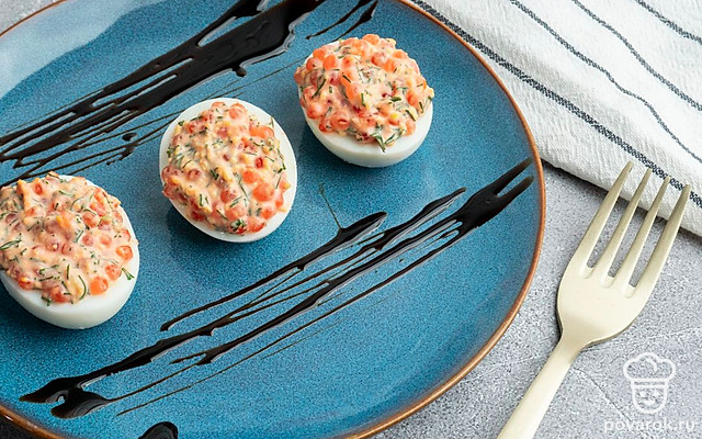Фаршированные яйца красной икрой и укропом — Рецепт с фото